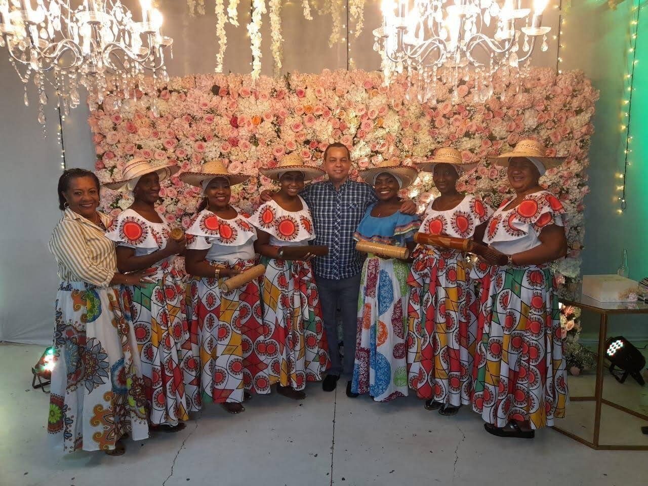 Cantaoras de Sonidos Profundos en presentación de evento privado con decoración floral