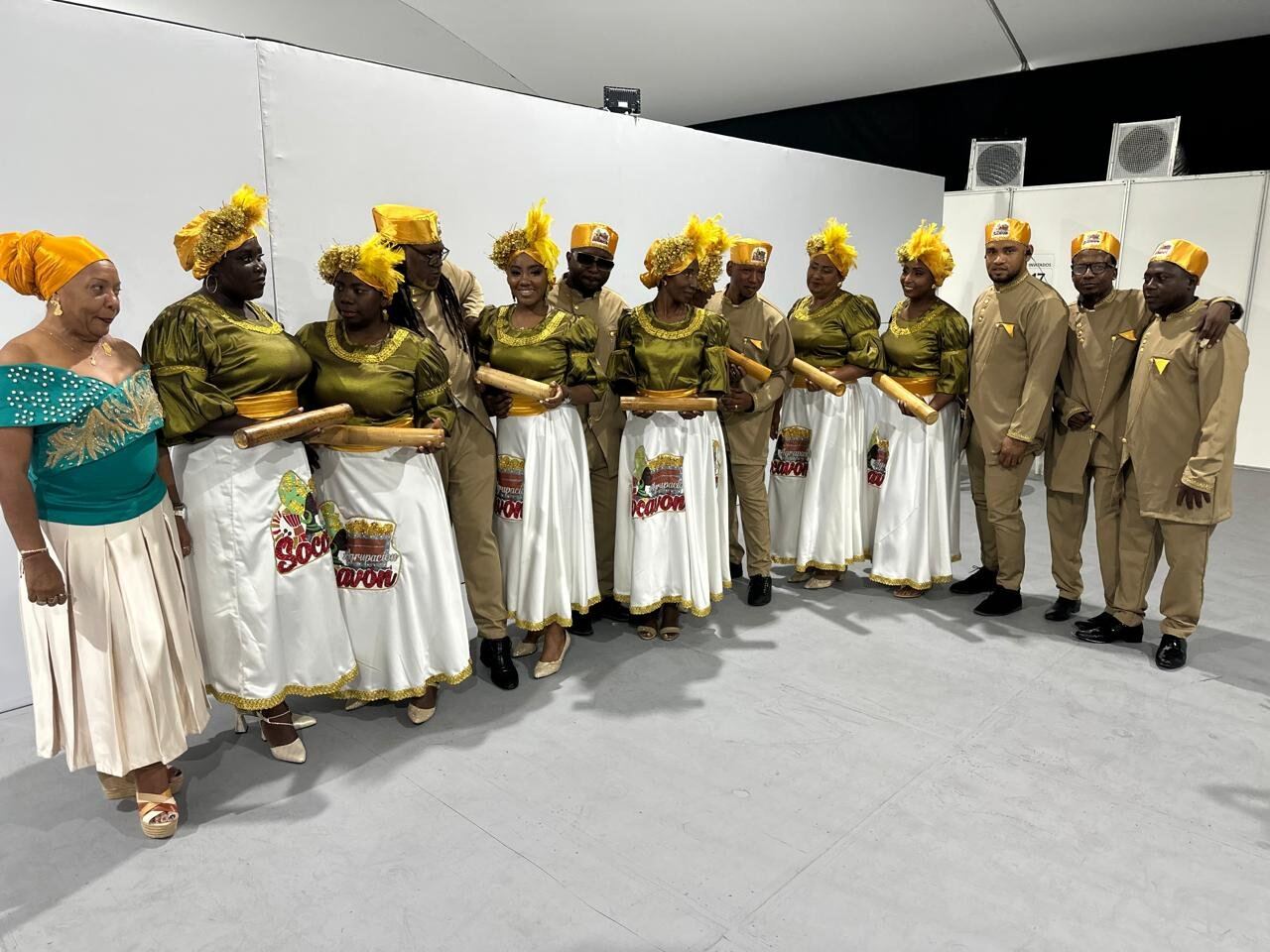 Integrantes de Sonidos Profundos en evento de gala con atuendo blanco y dorado