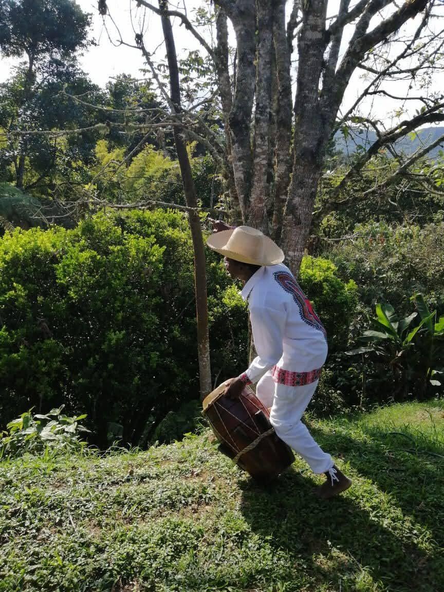 Percusionista de Sonidos Profundos caminando con tambor tradicional